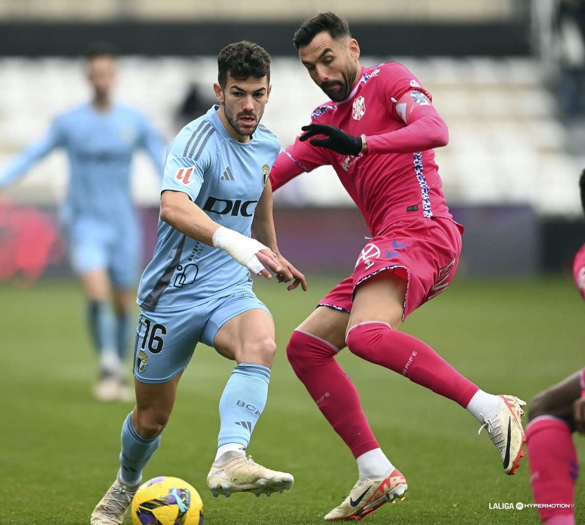 ml_ufsbt's tweet photo. 🇪🇸 #Spain, LaLiga2, April 12, Round 35 🏆
CD Tenerife vs. Burgos CF
Tenerife's on the rise, scoring 2 goals/game recently, but with a weak defense.  
Burgos holds steady at 9th with a disciplined backline: conceding only 0.5 goals/game in recent matches.  
Expect a tight match at Tenerife’s turf! 🤔  
Possible result: 1-1 draw or Burgos edges it 2-1. ⚽️
#LaLiga2 #Segunda #football #soccer #preview #insight #betting