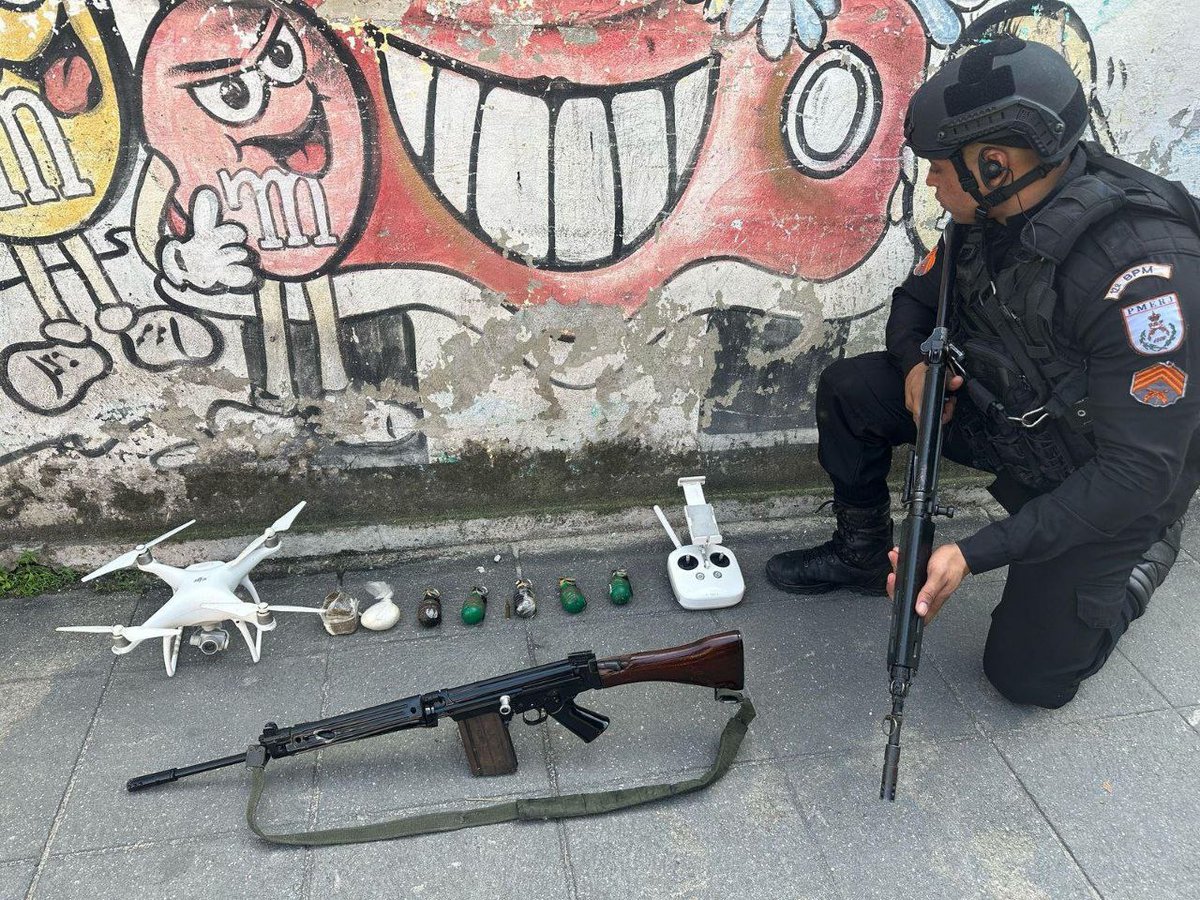historia3000's tweet photo. foi apreendido pelo #12BPM durante uma ação no Morro do Castro, em Niterói. Um fuzil, granadas e outros materiais ilícitos também foram apreendidos. O chefe da comunidade e um outro criminoso foram baleados. https://t.co/DIszlsxc9Z
