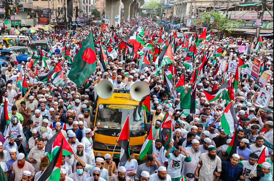 mdahnoman's tweet photo. @jacksonhinkle A large number of people joined the ‘March For Gaza’ mass gathering at Suhrawardy Udyan in Dhaka, Bangladesh https://t.co/fg3h5DmoRz