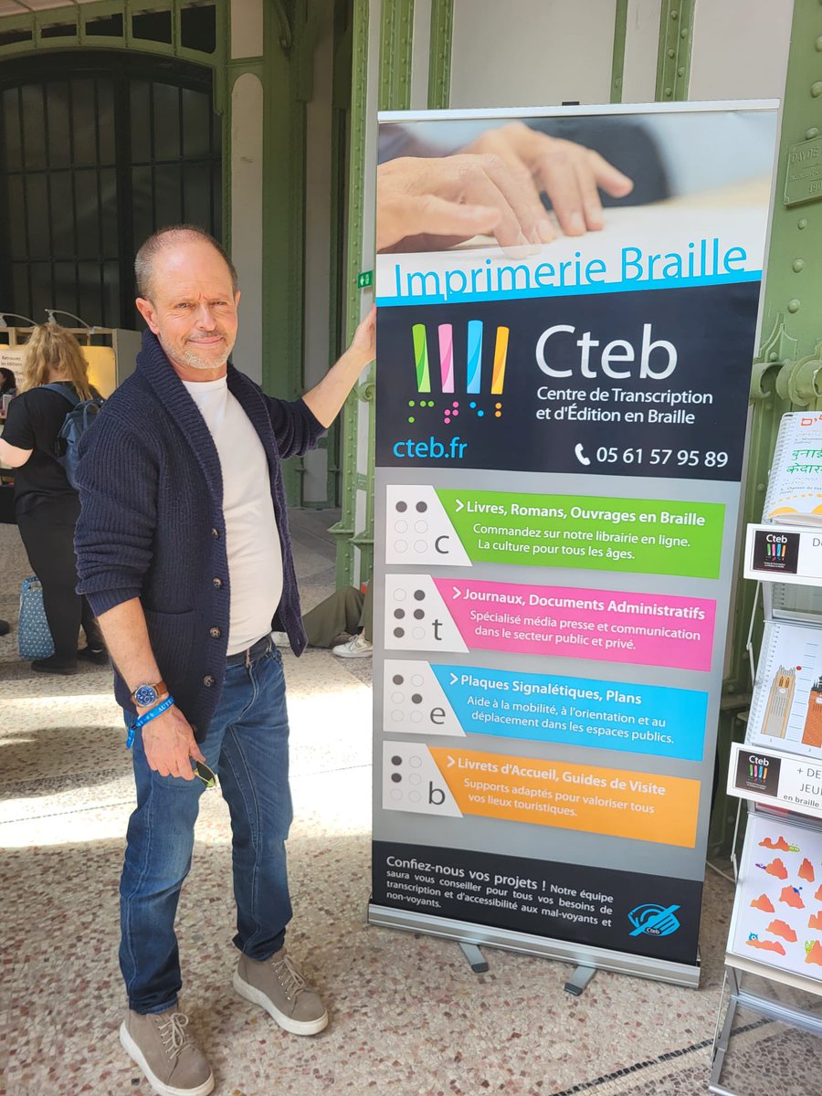 Bernard_Minier's tweet photo. Avec les associations pour malvoyants et nonvoyants CTEB (braille) et Valentin Haüy (audio) au Grand Palais (prés du stand du Maroc). Allez les voir ! Ils ont besoin de vous. https://t.co/XhhaXF5WdN