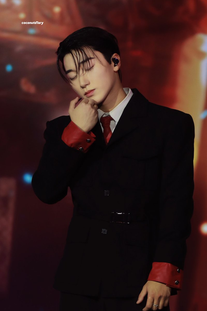 He looks like a painting 🥺