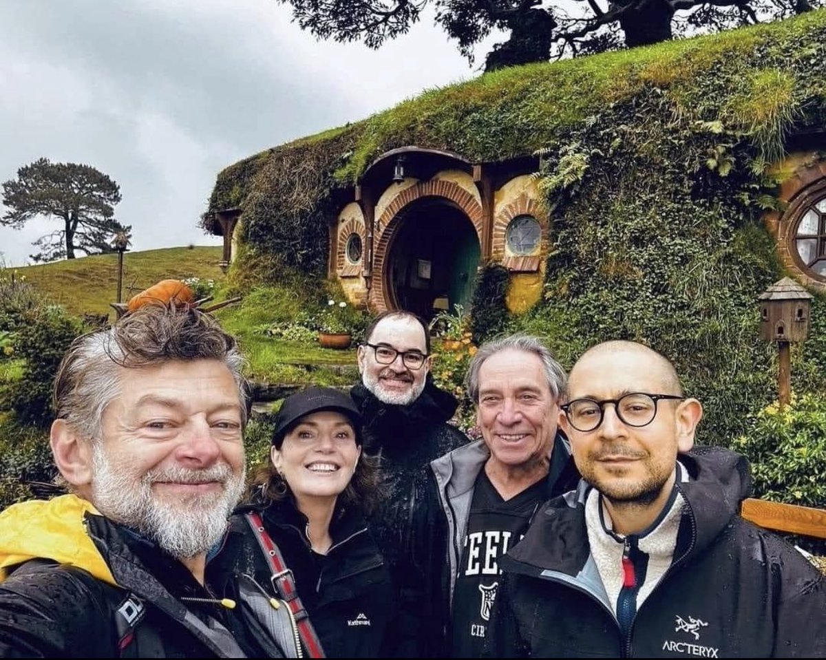 ToIkienverse's tweet photo. 🚨 Andy Serkis acaba de decir que ahora mismo están escribiendo el guión de La Caza de Gollum y que está yendo muy bien y dice que pronto empezarán a prepararse para la película 😱😱😱

SE VIENEEEE https://t.co/xHeIrXoCcT