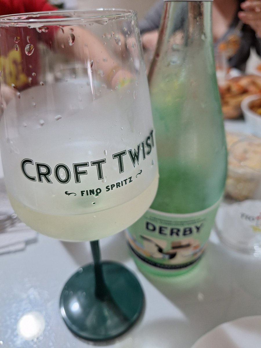 Sin duda una moda, estos #FinosOManzanillas #Spritz se fraguaron ahora hace 10 años con <a href="/crofttwist/">Croft Twist</a>, y que de unos años a esta parte han ido apareciendo como setas, pero que aunque lo intentan #OriginalMejorQueCopia, #SiempreDeReferencia menos equilibrio y poco carácter cítrico