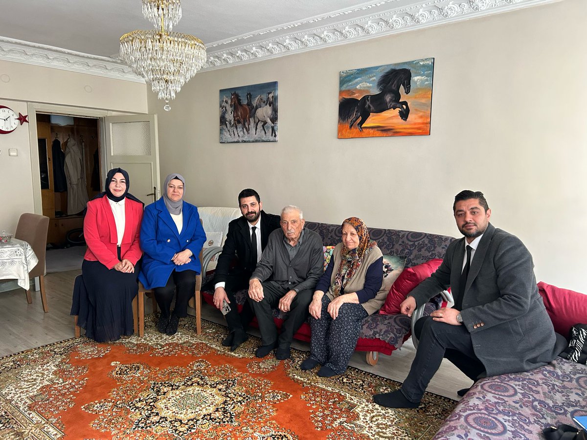 İlçe Başkan Yardımcılarımız Serhat Aydın ve Onur Deve ile İlçe Yönetim Kurulu Üyelerimizle birlikte, Şehidimiz Sadrettin Anıl’ın kıymetli ailesi Hüsna Anıl ve İsmet Anıl’ı ziyaret ettiler.