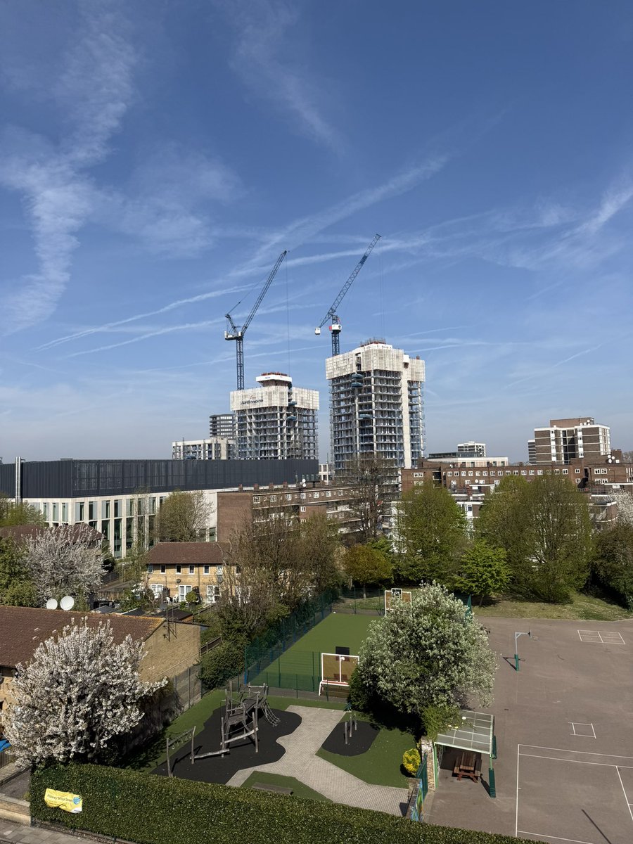☀️ Sunny skies and last-minute canvassing in #ArdenEstateNorth — out talking with locals, listening to their concerns and making sure every voice is heard. 
#Hoxton #Shoreditch