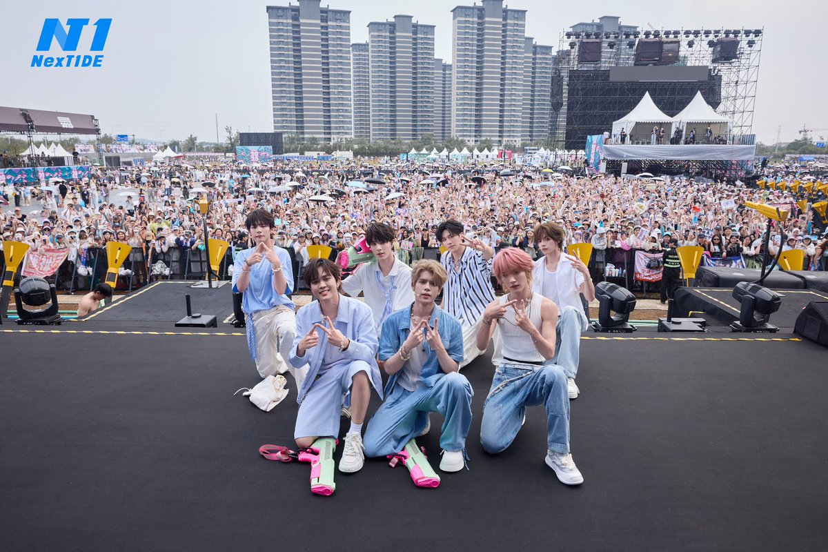 NexT1DEofficial's tweet photo. 🎉NexT1DE's first music festival <WATERBOMB HAINAN> has officially wrapped up!
Thank you for the enthusiastic support of every fan！
Stay safe on your journey home, we’ll see you again on stage soon✨
#NexT1DE #NexT1DExWATERBOMB https://t.co/LqLMtd6Smr