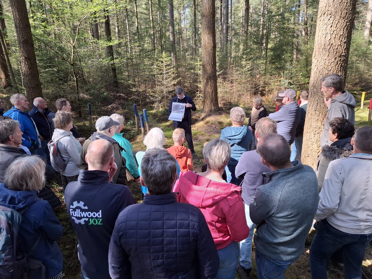 gjwesthoff's tweet photo. Grote belangstelling. Betrokken publiek.

Wandeling 'Zuidflank Operatie Amherst'. (Zaterdagmorgen 12 april) #Staphorst #Amherst #tweedewereldoorlog #80jaarvrijheid https://t.co/0sWSBbZVid