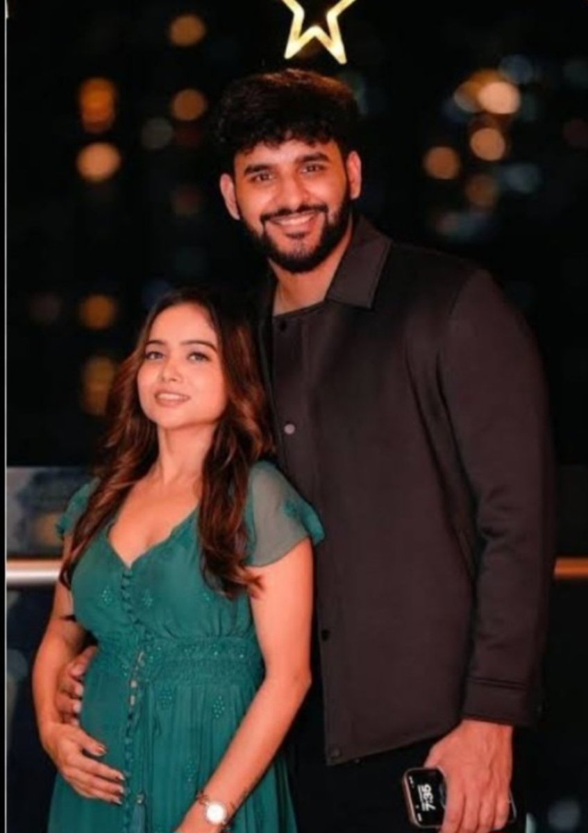 sja71175's tweet photo. #Abhishafam ❤️❤️ feeling batao?? After one and half year, Abhishek said " #Abhisha " ❤️❤️❤️❤️ n Mani said "pantoleji" 😭😭. Love them both ❤️❤️. Plz ignore if u saw any negative tweet against them.Block n mute them. I am soo happy 😊.

#AbhishekMalhan ❤️❤️ #ManishaRani ❤️❤️ https://t.co/lQXwq6PStp
