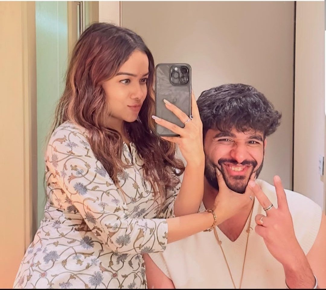 sja71175's tweet photo. #Abhishafam ❤️❤️ feeling batao?? After one and half year, Abhishek said " #Abhisha " ❤️❤️❤️❤️ n Mani said "pantoleji" 😭😭. Love them both ❤️❤️. Plz ignore if u saw any negative tweet against them.Block n mute them. I am soo happy 😊.

#AbhishekMalhan ❤️❤️ #ManishaRani ❤️❤️ https://t.co/lQXwq6PStp