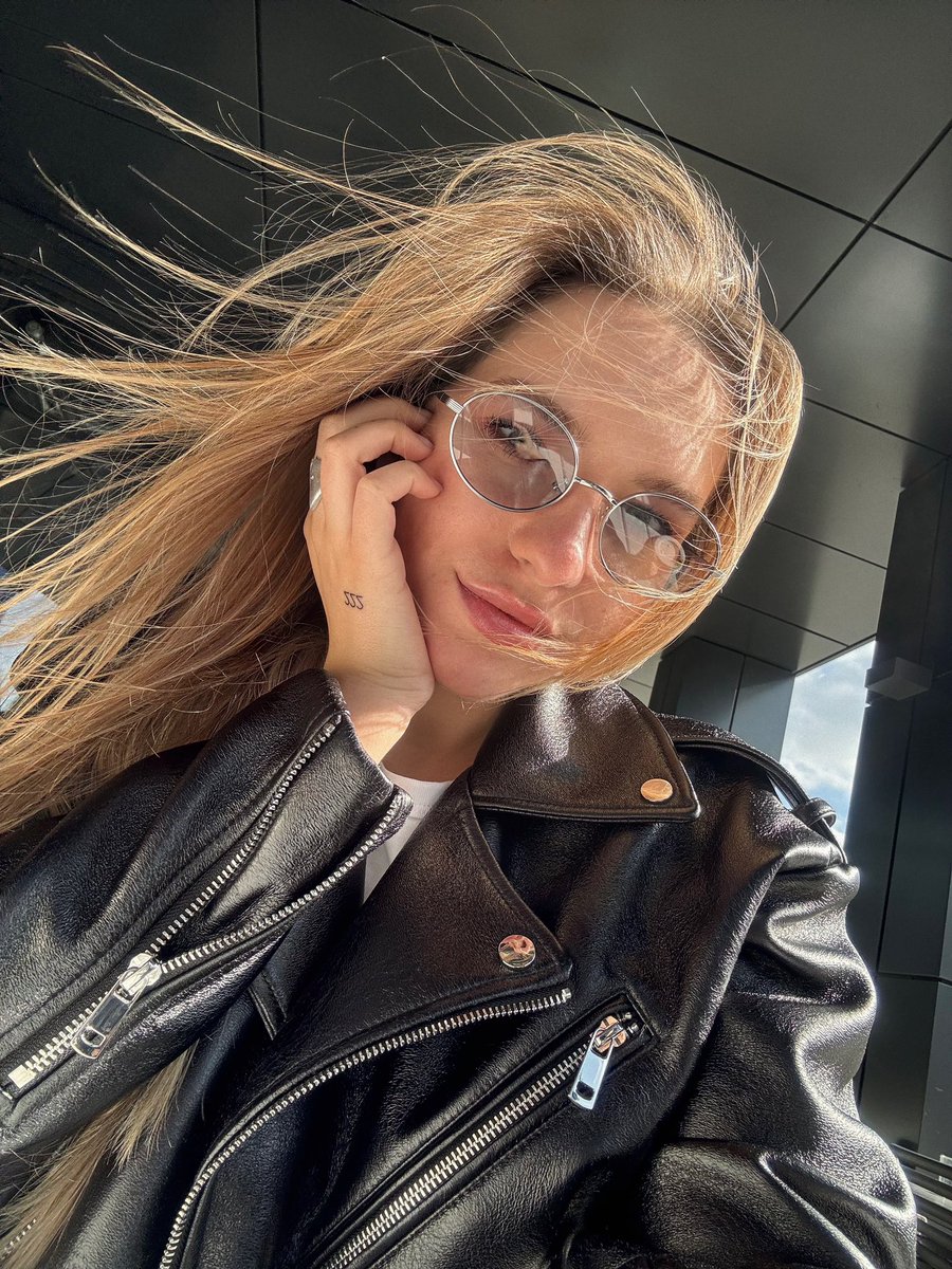 Я була народжена, шоб сидіти в кавʼярні на сонці і не працювати👀