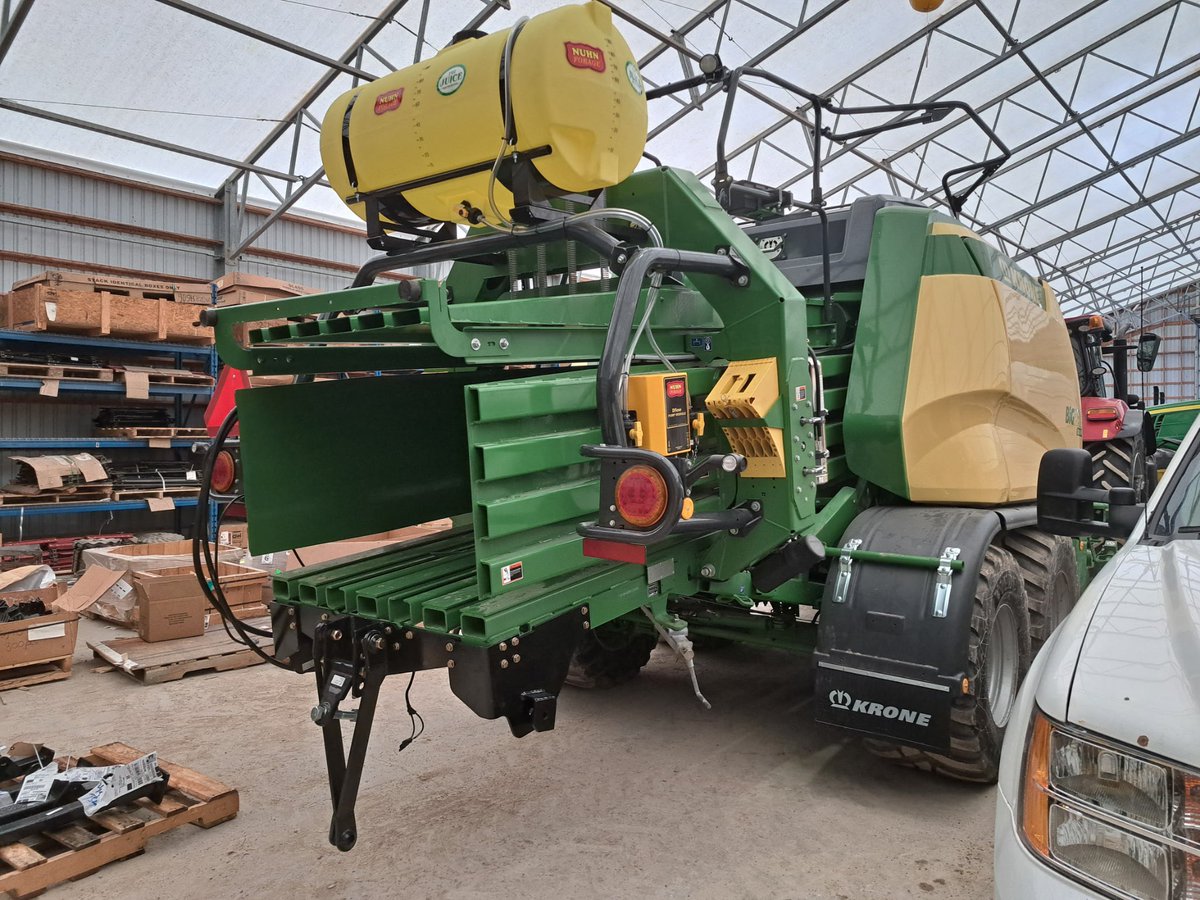 NuhnForage's tweet image. Two new applicators and balers ready to go for Van Osch Farms from Stratford Farm Equipment. Looking forward to the 2025 Hat and Straw season!#vanoschfarms #stratfordfarmequipment #JuiceKeepItCool #MakeSeriousHay #MakeSeriousStraw #hay2025 #madeincanada #canadianagriculture