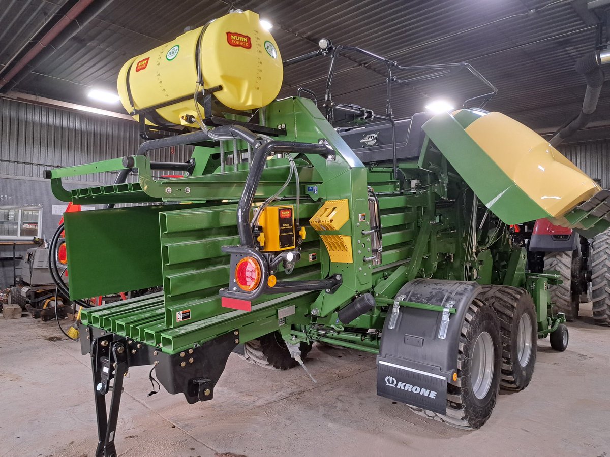 NuhnForage's tweet image. Two new applicators and balers ready to go for Van Osch Farms from Stratford Farm Equipment. Looking forward to the 2025 Hat and Straw season!#vanoschfarms #stratfordfarmequipment #JuiceKeepItCool #MakeSeriousHay #MakeSeriousStraw #hay2025 #madeincanada #canadianagriculture
