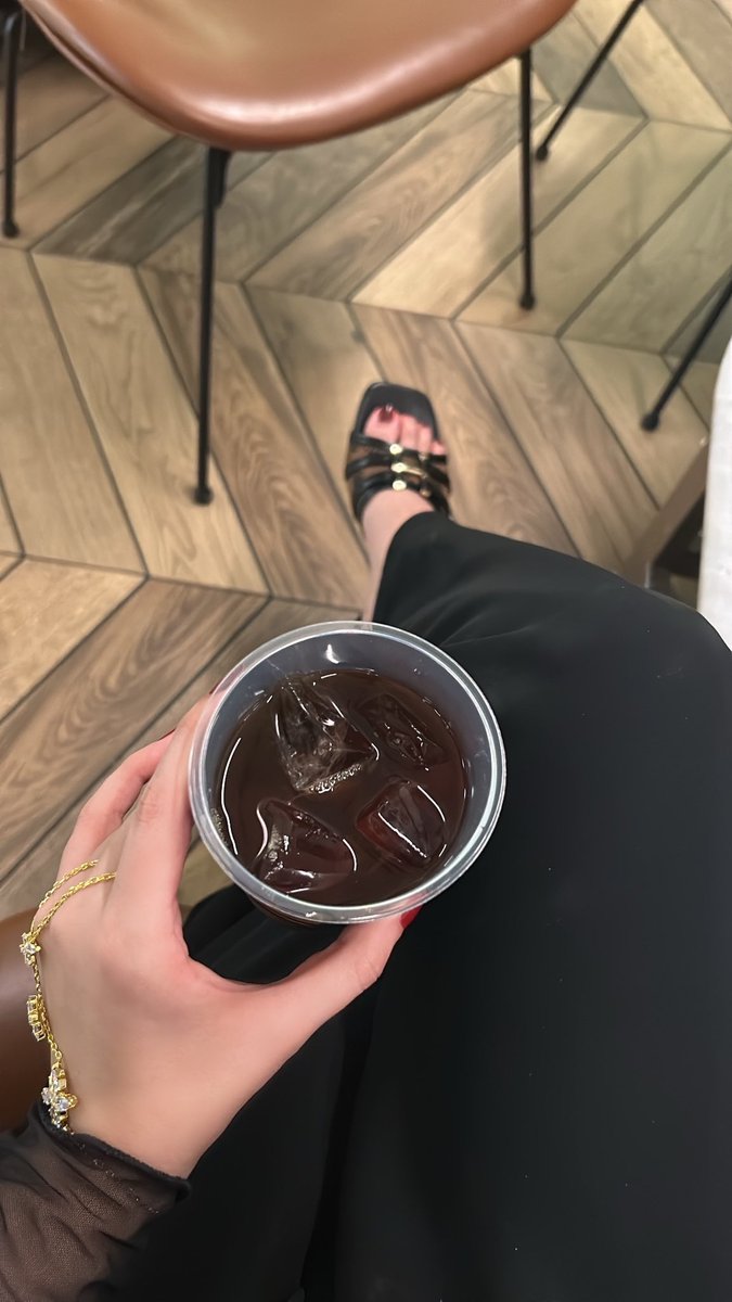 مع خويتي في الدمامً نتظر كلب كويتي  🐕🦴👠

اليله 🔥