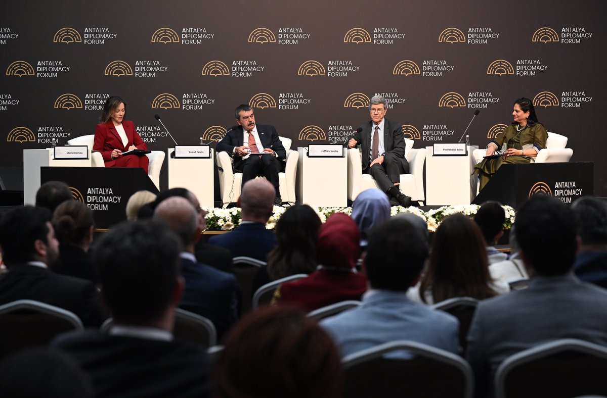 Antalya Diplomasi Forumu kapsamında düzenlenen “Ayrışan Dünyada Geleceği İnşa Etmek: Eğitimin Dönüştürücü Gücü” başlıklı panelde, değerli lider eşleri, farklı ülkelerden bakanlar ve uluslararası kuruluş temsilcileriyle bir araya geldik.

Eğitimin yalnızca bireysel gelişimin