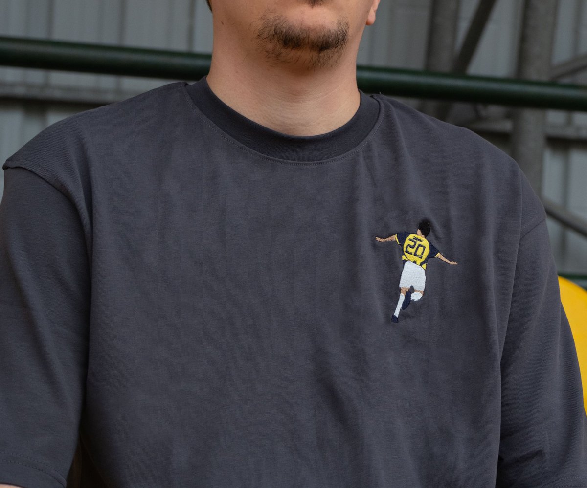 IconicFootyTr's tweet photo. Fenerbahçe’nin yaşayan efsanesi Alex de Souza’nın unutulmaz gol sevinci, şimdi oversize tişört tasarımında.
%100 compact penye kumaş
3 renk seçeneği
Sınırlı stok!
https://t.co/BVQsLwa7Ie https://t.co/FgLSG8LCtg