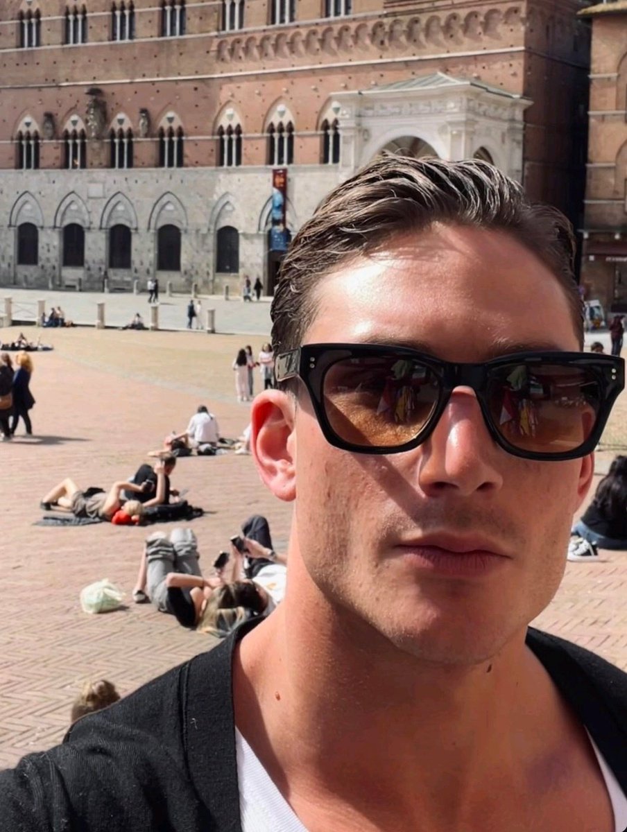 Wildglas's tweet photo. Sto per trasferirmi a Siena 
#tommavi https://t.co/1xYQ5DD8P0