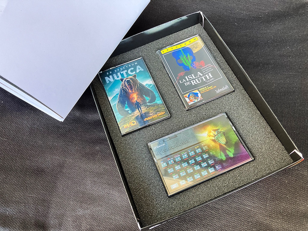 Pulsaunatecla's tweet photo. Edición caja gigante de cartón con Nutca, La isla de Ruth, 16Gb de material con todos los concursos de Bytemaniacos, extras, poster, hub USB Zx Spectrum... 🤯 al precio de 39,95 €

https://t.co/ZVTIkM9pUb https://t.co/78tvkAmdPJ