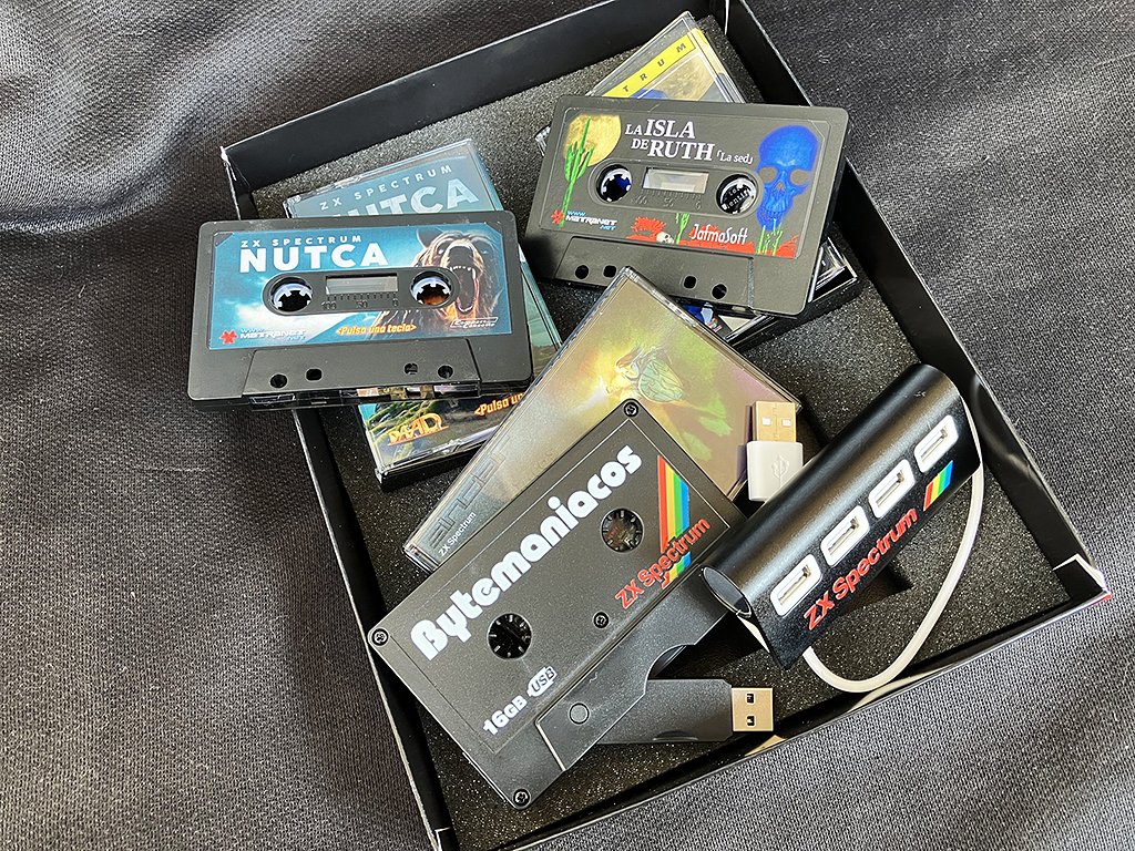 Pulsaunatecla's tweet photo. Edición caja gigante de cartón con Nutca, La isla de Ruth, 16Gb de material con todos los concursos de Bytemaniacos, extras, poster, hub USB Zx Spectrum... 🤯 al precio de 39,95 €

https://t.co/ZVTIkM9pUb https://t.co/78tvkAmdPJ