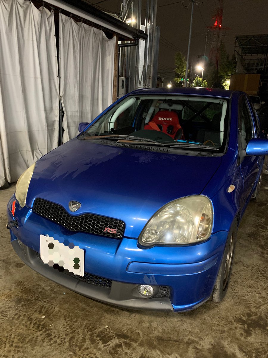 l6dCN's tweet image. 13ヴィッツ納車しました！！
皆様これからもどうぞよろしくお願いいたします！！
それにしても、内装無くて2人乗りだったり、ばってんの変な棒(？)が入ってたり、不思議なクルマですね…🤔