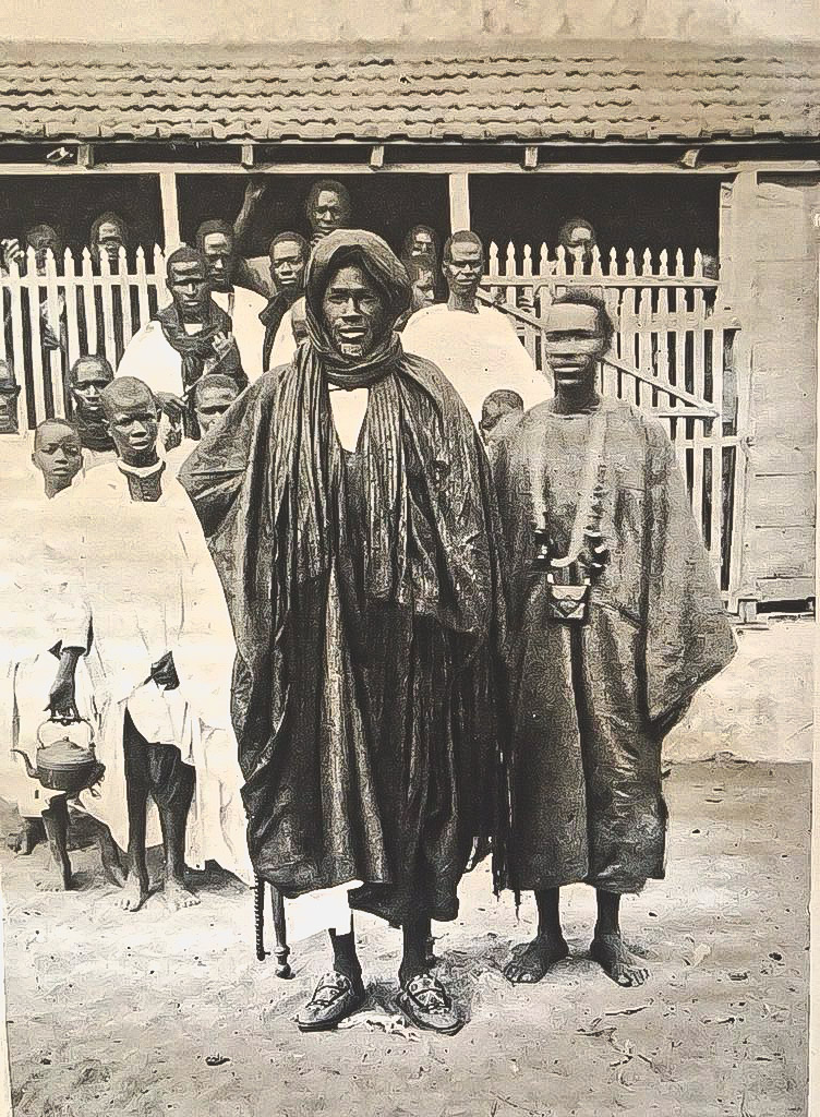 RIENqueLUI's tweet image. Maam Seex Ibrahima Faal

"Àdduna dafa  ñàkk jom, booko geestoo mu wann la ganaaw, kon boo amee fula buko geestu. Dangay yoor sa loxo di ci sàkk, di def fi nga bëg def waaye bul geestu nag"

Àdduna li feek faale woo ko, migi top sa ganaaw, te loo bëg dana ko def

Baay Ndiaga Diop