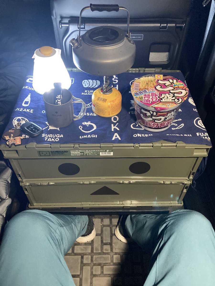 こんばんは😃
N-BOXおじさんのサターンDEATH😈
本来なら明日桜花賞を観戦しに行く予定だったけど、雨予報なので断念😭
という事でノリと勢いで自宅の駐車場にて車中泊仕様で夜食のラーメン食べてます🍜
うむ！この車中泊仕様のシートアレンジ、2列目シートに座っても充分足元にスペースあるしいい！🤤