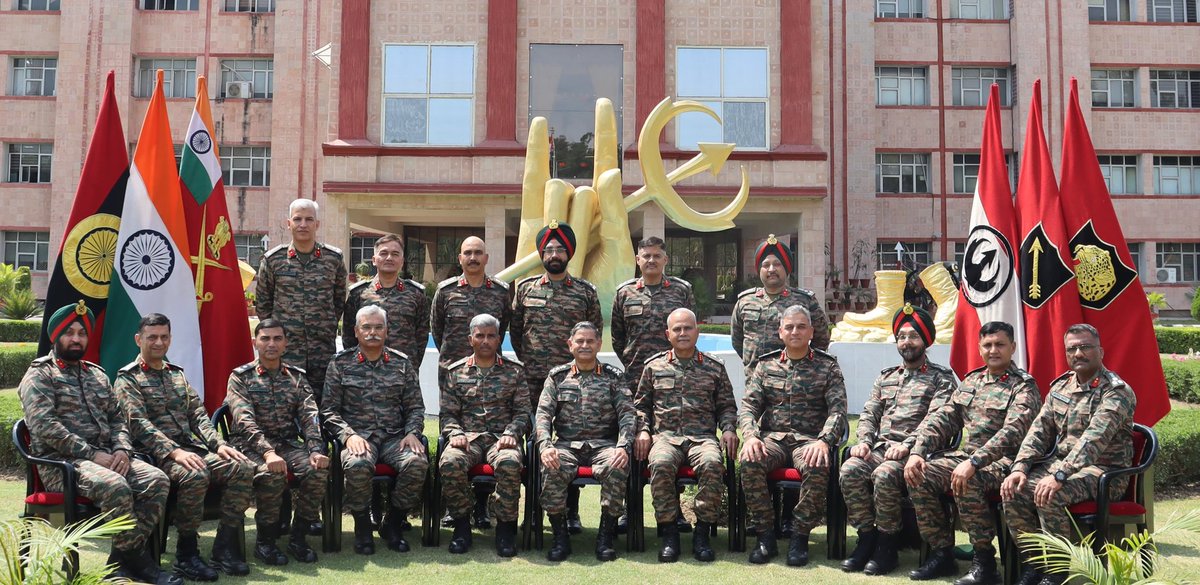 adgpi's tweet photo. GeneralUpendraDwivedi, #COAS, as part of his ongoing visit to Western Command, visited Headquarters Vajra Corps today to assess the current operational preparedness of the formation. He was briefed by the GOC Vajra Corps on the prevailing security situation and operational dynamics along the Western Front.

#COAS commended all ranks for their unwavering commitment, operational readiness and professionalism. #COAS also stressed upon the importance of adapting to the evolving dynamics along the Western Front.

#YearofTechAbsorption 
#DecadeofTransformation 
@DefenceMinIndia 
@SpokespersonMoD 
@HQ_IDS_India
@Westerncomd_IA 
@VajraCorps_IA
