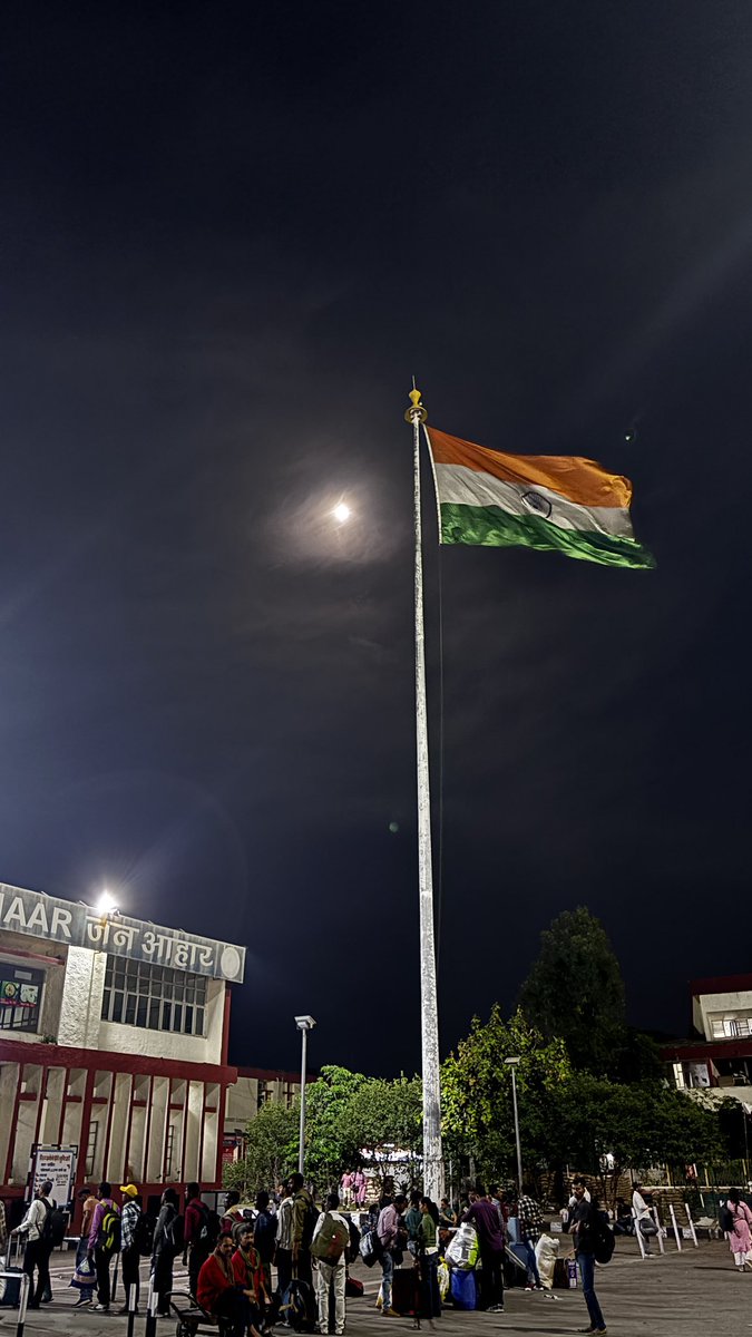 Saluting the Tricolour 🇮🇳!

#Nationfirst #MoonKnight #Tricolour #IndianRailways
