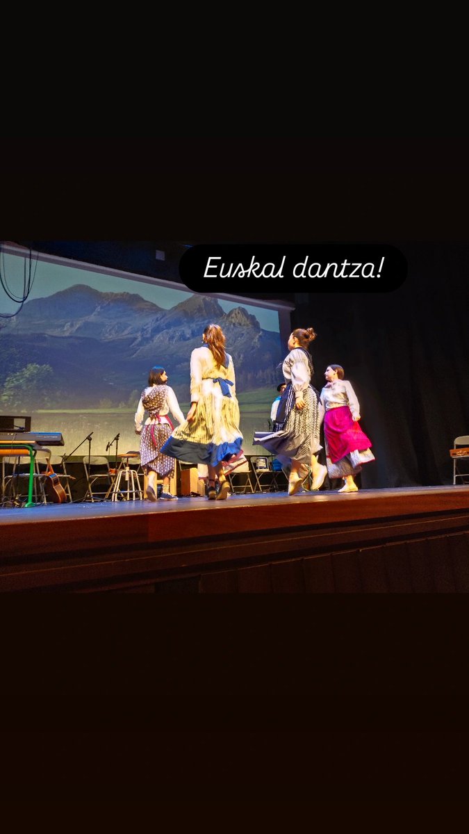 lizardibhi's tweet photo. Kultura adierazpide desberdinez gozatzeko aukera izan genuen atzo Lizardiko ViVir del Cuento poesia eta ipuin lehiaketaren Sari banaketa ekitaldian: antzerkia, poesia eta ipuin irakurketa, dantza, kantua, musika. Zorionak irabazleei! https://t.co/lUNihhdPT6