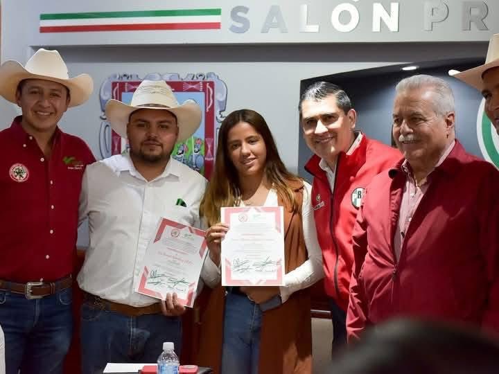 Que mejor que conmemorar 56 Año de nuestra organización Juvenil tomando protesta a jóvenes campesinos que se suman a los trabajos en territorio de la Vanguardia Juvenil Agrarista.
También inauguramos la oficina de la VJA en Zacatecas encabezada por nuestro líder Christian Herrera