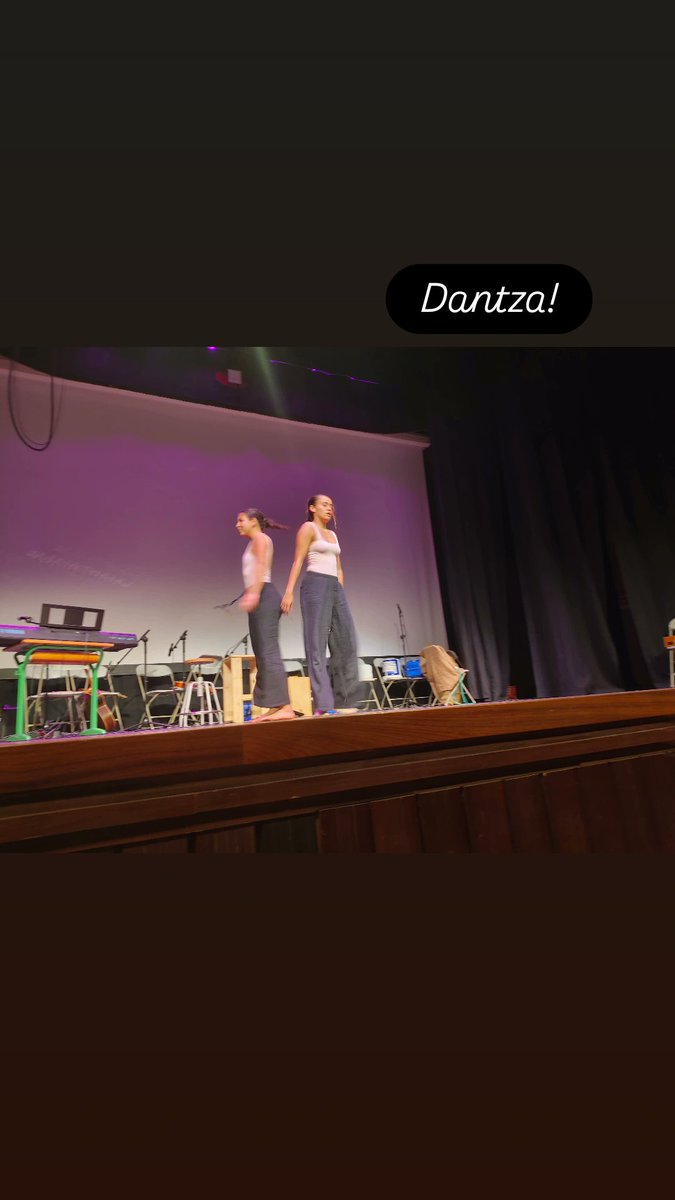 lizardibhi's tweet photo. Kultura adierazpide desberdinez gozatzeko aukera izan genuen atzo Lizardiko ViVir del Cuento poesia eta ipuin lehiaketaren Sari banaketa ekitaldian: antzerkia, poesia eta ipuin irakurketa, dantza, kantua, musika. Zorionak irabazleei! https://t.co/lUNihhdPT6