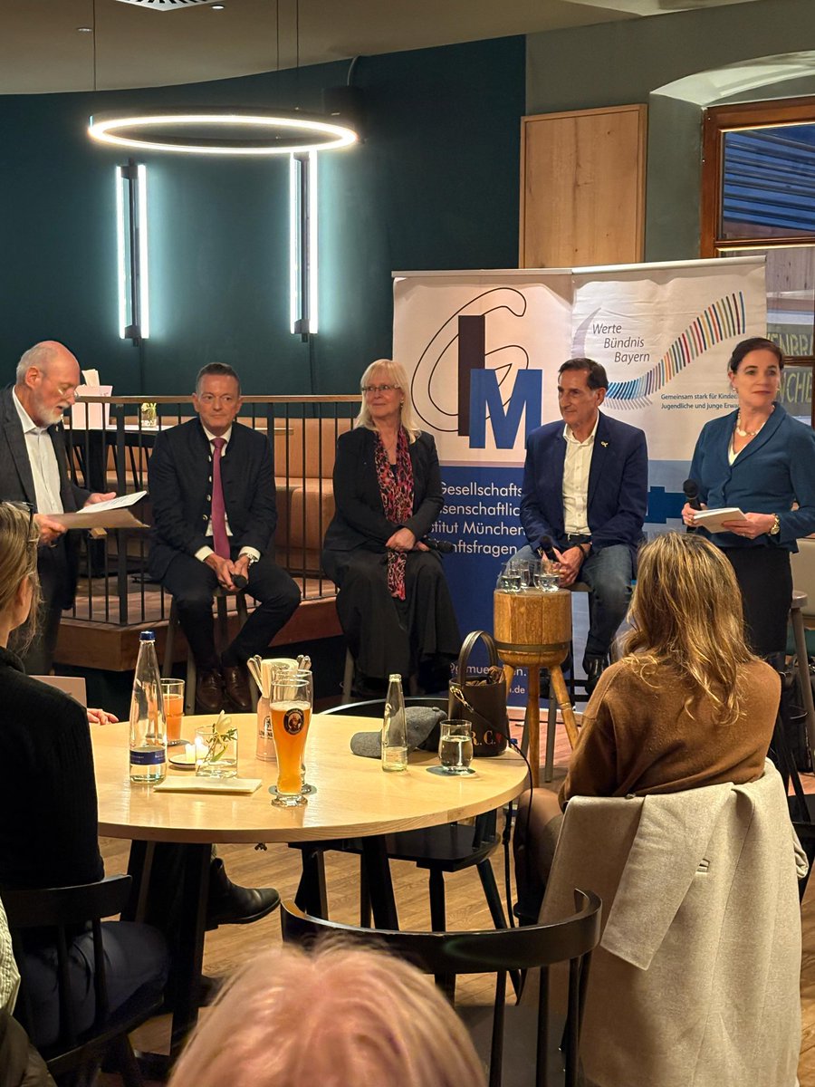 🔙📚 Rückblick auf den 02.04. 
Buchvorstellung zu „Grundlagen des politischen Extremismus“  von PD. Dr. Karin Schnebel und Diskussion mit Prof. Dr. Susanne Schröter, Karl Straub, MdL &amp; Yehoshua Chmiel 

🔵Kooperation mit dem Wertebündnis Bayern

#extremismusprävention #throwback