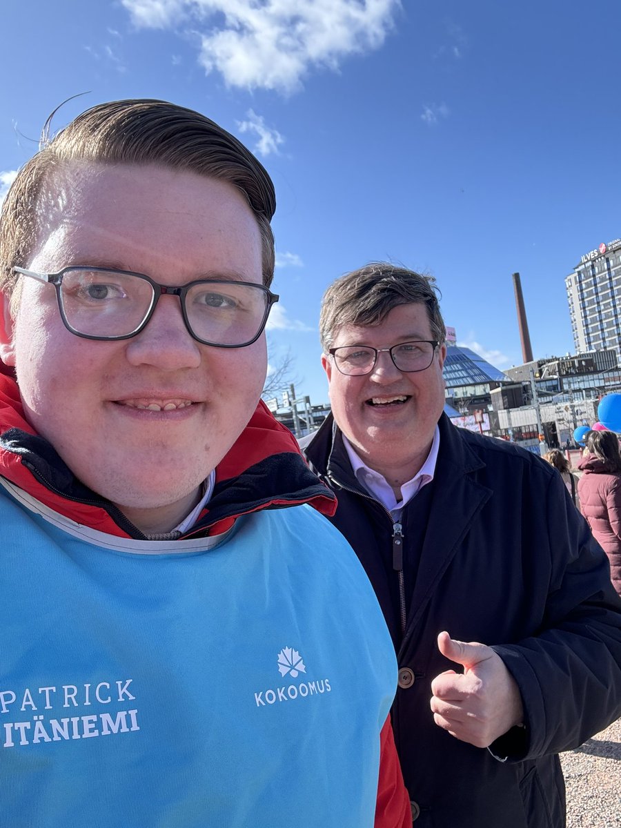 Patrick Itäniemi (@itaniemipatrick) on Twitter photo Työministeri <a href="/artosatonen/">Arto Satonen</a> tuli kirittämään vielä vaalikampanjaa.
Arto kirjoittaa vaalilehdessäni:
“Olen oppinut tuntemaan Patrickin poikkeuksellisen hyvin asioihin perehtyvänä henkilönä, jolla on myös luontainen kyky verkostoitua erilaisten ihmisten kanssa. Hänestä tullaan Työministeri <a href="/artosatonen/">Arto Satonen</a> tuli kirittämään vielä vaalikampanjaa.
Arto kirjoittaa vaalilehdessäni:
“Olen oppinut tuntemaan Patrickin poikkeuksellisen hyvin asioihin perehtyvänä henkilönä, jolla on myös luontainen kyky verkostoitua erilaisten ihmisten kanssa. Hänestä tullaan