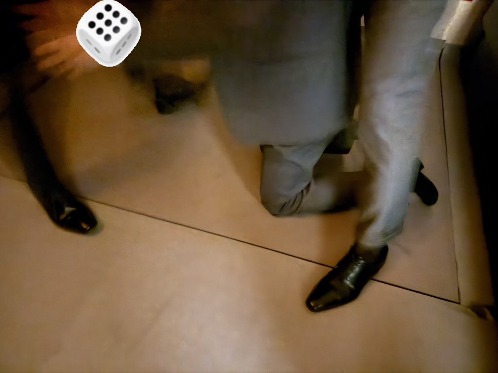 打牌输了的正装男
只能以尊严买单