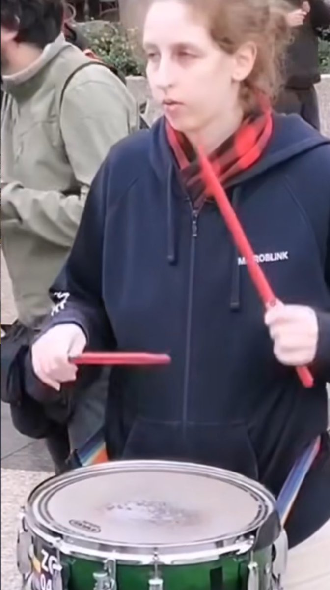 Komentar na instagramu

 "takozvani jugozomboidi" 

-u vezi današnje predstave u izvedbi ljudi koje ne mogu opisati, nego samo pitati pitanja.

Odakle ovi ljudi dođu, kako se okupe i gdje ovi ljudi provode svoje vrijeme dok nisu u subotu na trgu, to sami Bog zna.