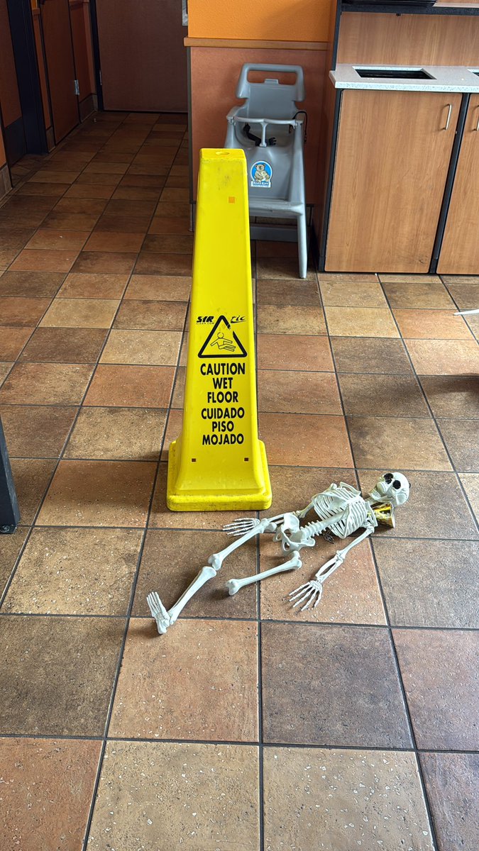 ShipwreckWes's tweet photo. Oh no! Herm your leg! #bensnationaltragedy https://t.co/410drsWRT2