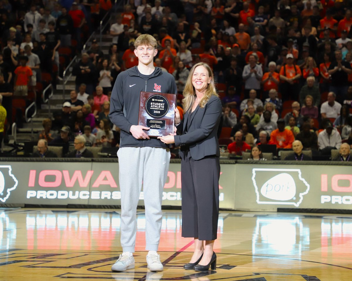 LinnMarCSD's tweet photo. Basketball season is behind us but the celebrations continue. In case you missed it, Linn-Mar senior Payson Nietert received the Student Athlete Achievement Award in recognition of excellence in the classroom, community, and on the court. Congratulations! #WeAreLinnMar https://t.co/aFk5eqY5Mp