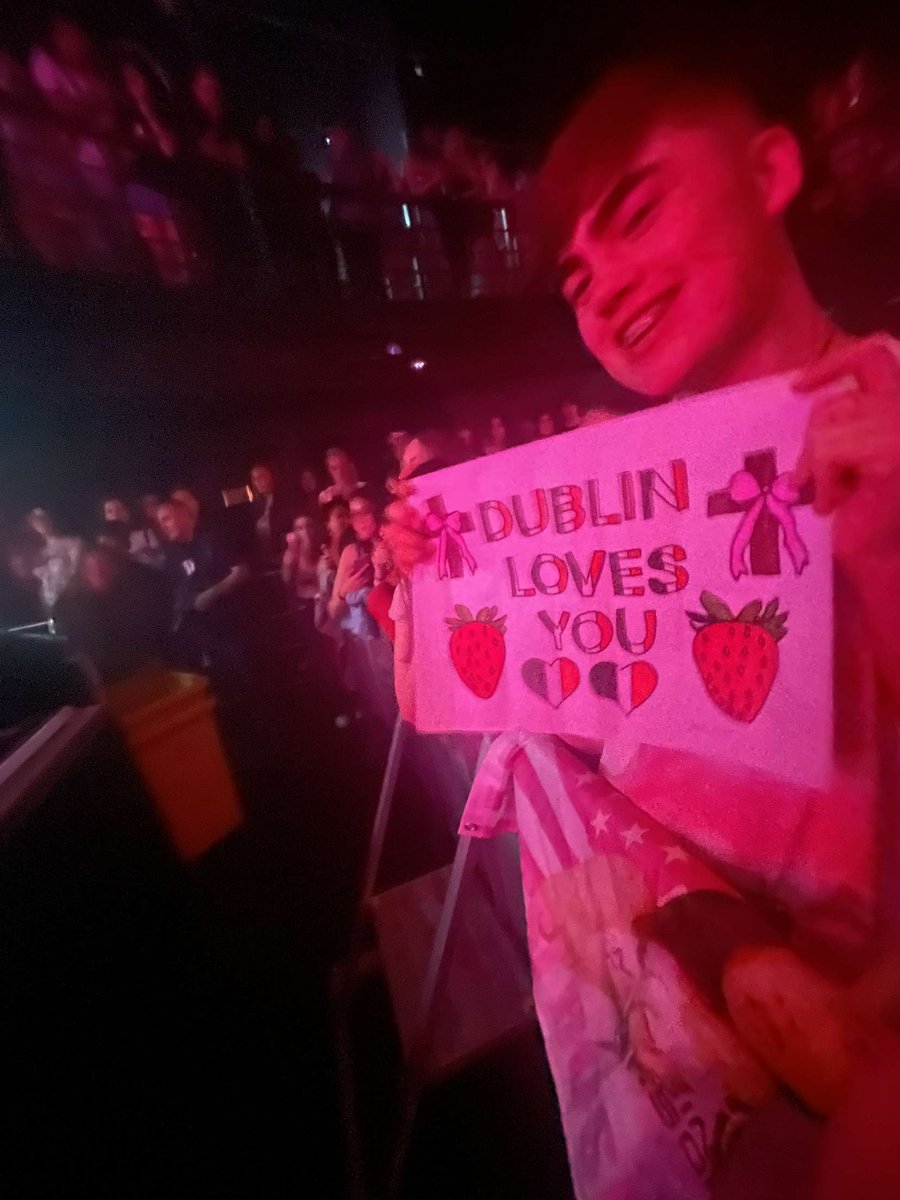 aj123_09's tweet photo. Alessi posted my poster omg!!!!
@alessir0se
@alessihq
@lessination
#alessirosedublin
#alessirose
#foryourvalidationdublin
#foryourvalidation https://t.co/hkR8gTWAcP