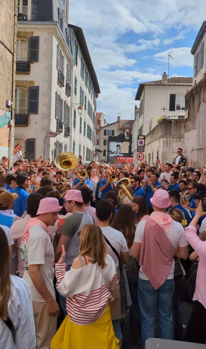 V4Rose's tweet photo. 🐷 𝗙𝗼𝗶𝗿𝗲 𝗮𝘂 𝗷𝗮𝗺𝗯𝗼𝗻 𝗱𝗲 𝗕𝗮𝘆𝗼𝗻𝗻e
 #bayonne #foire #jambon #miam #fete #cuisinebasque #tourismefrance #pyreneesatlantiques #basque #sudouest #coteouest #evenement #quefaireaupaysbasque #paysbasque #basquecountry https://t.co/TLTTMAGv2G