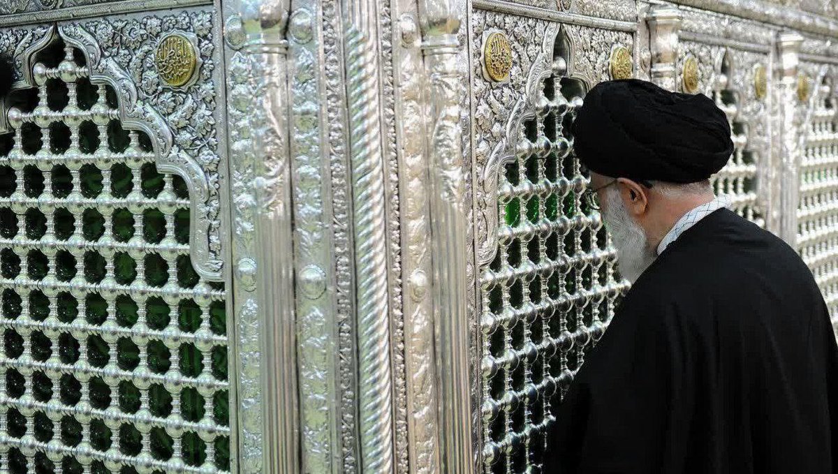 nazdikesobh's tweet photo. وقتی درست در همان روزی که مسئولان ایرانی برای #مذاکره به سمت آمریکا میروند؛ رهبر انقلاب در یک حرکت نمادین به زیارت حرم آل الله می‌روند؛ یعنی بفهمید مشکلات ما با رفتن به راه خدا حل میشود؛ نه پناه بردن به شیطان بزرگ. https://t.co/yp2KsExvmK