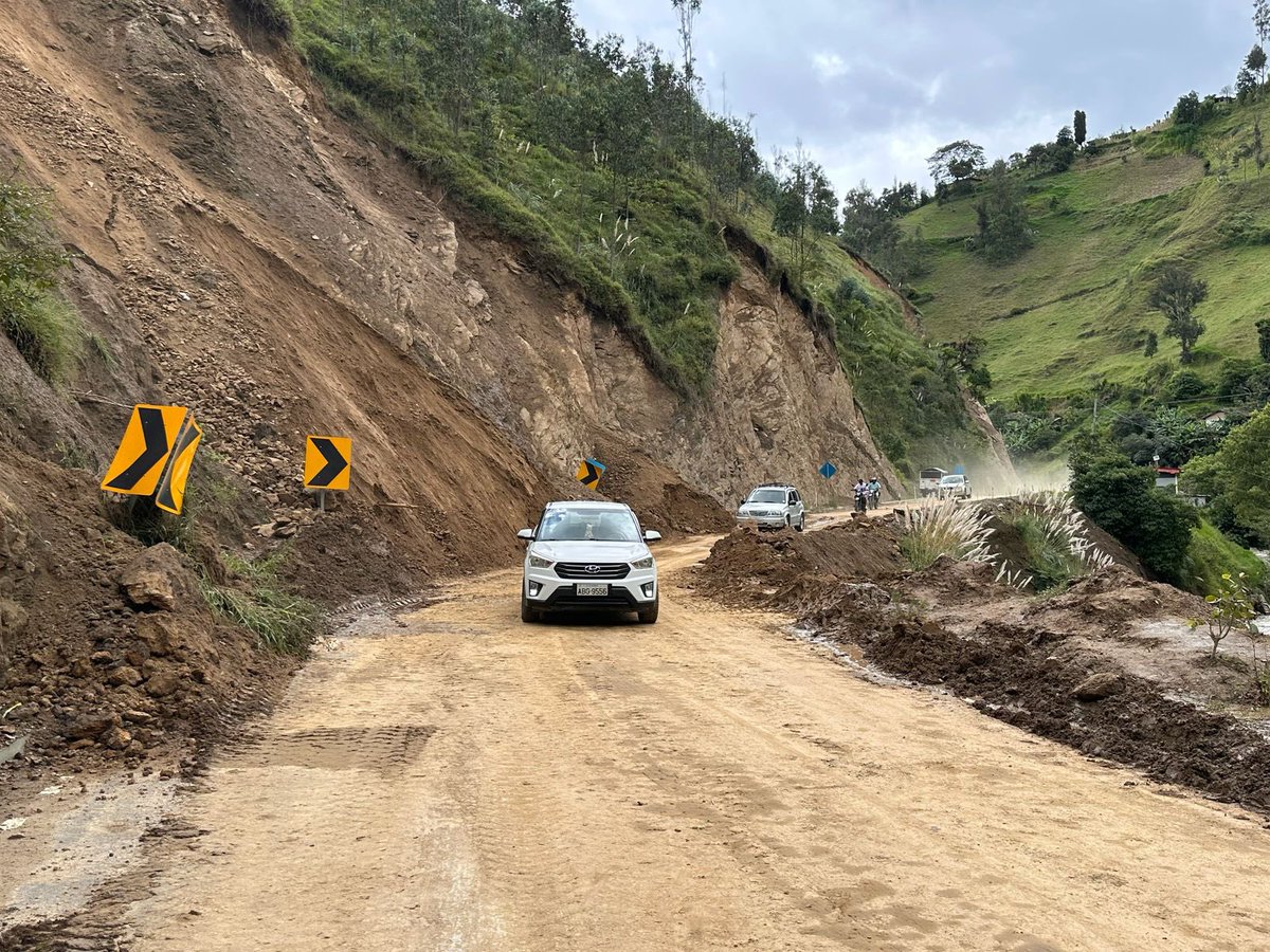 prefecturaloja's tweet photo. ✅ ¡HABILITADA AL TRÁNSITO VEHICULAR❗️
🚧 Vía #SaucesNorte - #Solamar - #Jimbilla
En el sector queda permanente 1 retroexcavadora y 1 volquete para cualquier eventualidad.
⚠️ Conducir con precaución.
#SabemosTrabajar 🚜 https://t.co/8kw6SECGF8