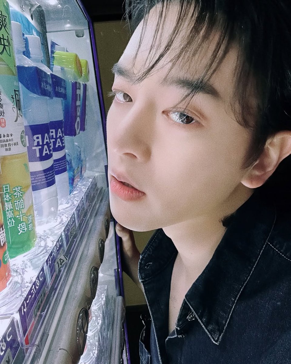 tanziaru's tweet photo. I'm sorry, but I had to 🥲

#RAVN #レイブン #ROSES #Comedy https://t.co/XuYBTI9MO6