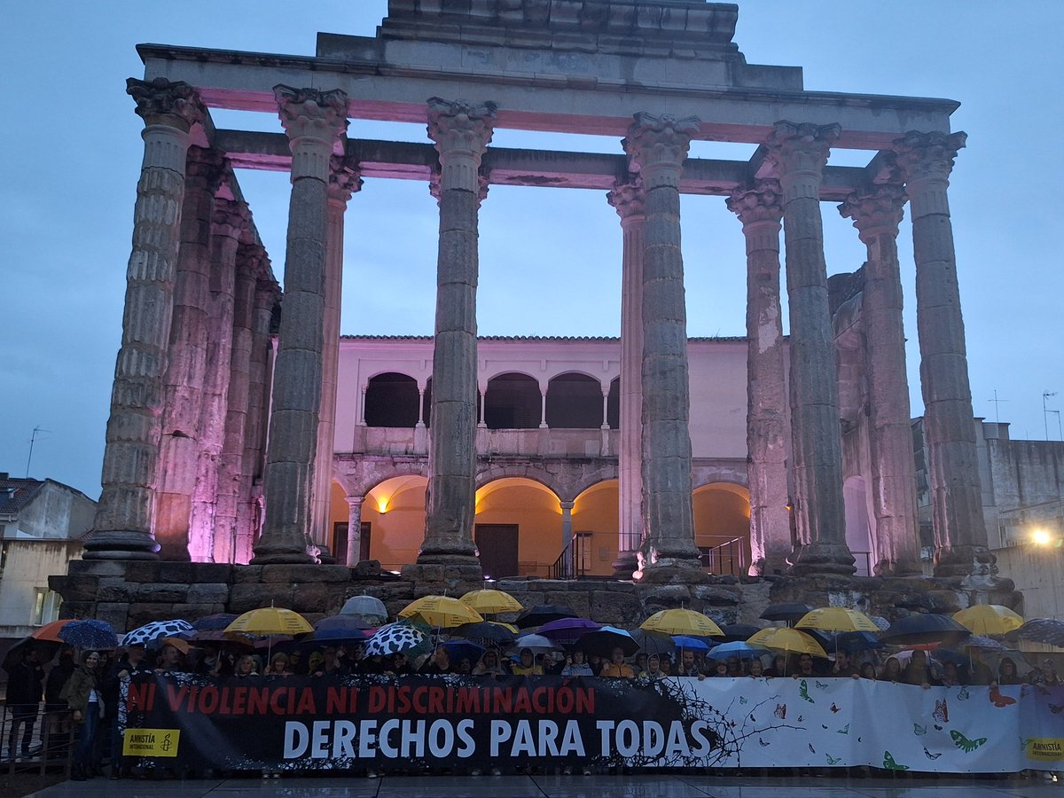 amnistiaespana's tweet photo. Aunque la tarde está lluviosa, aquí estamos en el Templo de Diana de Mérida bajo el lema "Ni violencia ni discriminación: derechos para todas" #AsambleaAI2025 https://t.co/mmnCsVFou4