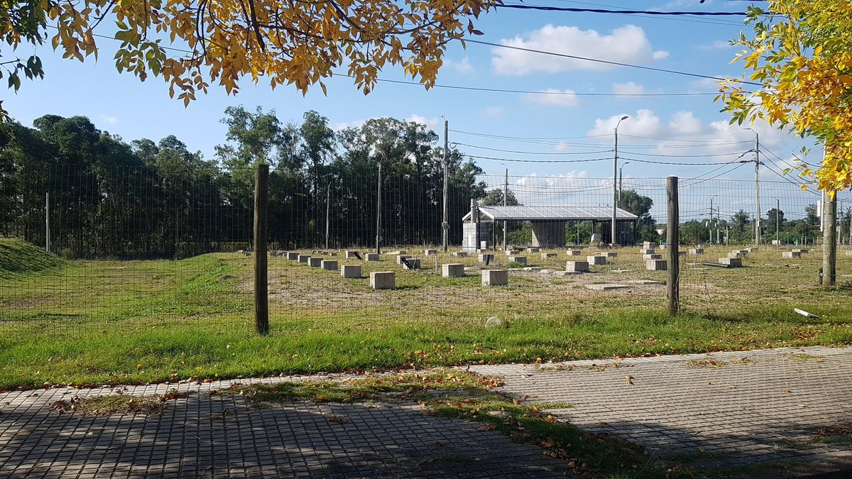 Saben lo que es esto? Módulos de viviendas de UPM en Paso de los Toros. Se terminó la obra y quedaron desiertos. Como cuando se tala un enorme bosque. No queda nada, solo recuerdos. Que habrán hecho con las viviendas?