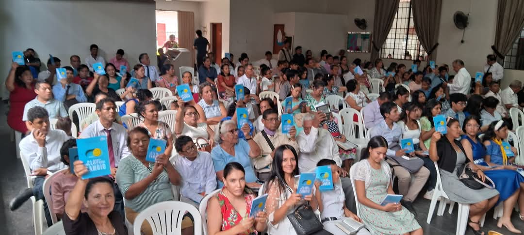 elmersalazar10's tweet photo. En Tumbes se moviliza la iglesia  para compartir  esperanza con el Libro misionero " La clave del cambio"@AdventistasMPN @FSOPLAPUCO @pr_rogermera @RaulRiosVasquez
#impactoesperanza https://t.co/fEuM1EgMyq