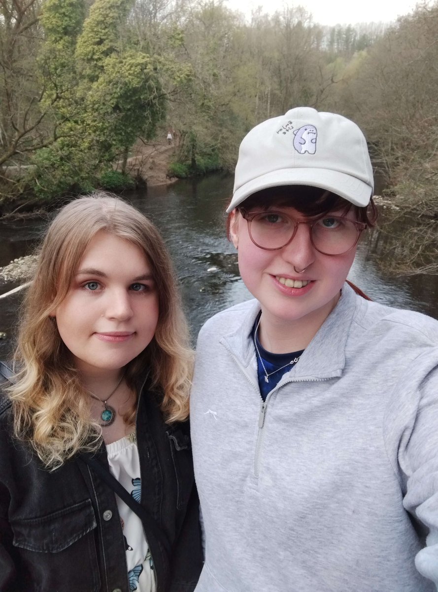 Ellie_Bee97's tweet image. Took my dog for a walk and had some yummy pub food 🥰