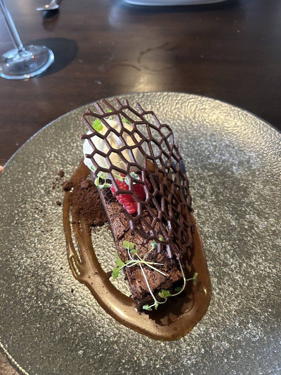 Ellie_Bee97's tweet image. Took my dog for a walk and had some yummy pub food 🥰