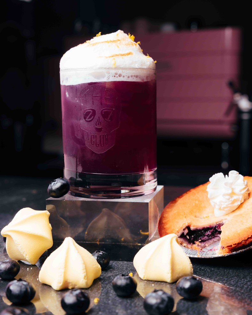 27clubcoffee's tweet image. Nothing compares to Grandma’s Blueberry Pie… 🥧

Pictured 📸:

•Grandma’s Blueberry Pie (cocktail)
Tequila + lime + blueberry + topped with torched lemon meringue &amp;amp; lemon zest

#27ClubCoffee #SpringCocktail #CoffeeShops