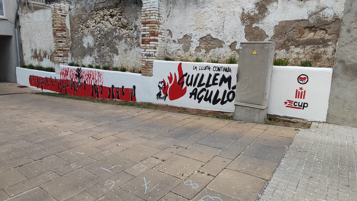 cupvila's tweet photo. La jornada ha comptat amb la realització d’un mural col·lectiu, dinar popular, l’acte d’inauguració de la Placeta Guillem Agulló amb @laurevega i @martaa_soler  i un concert al vespre a l'Ateneu Popular X amb @opcioK95. https://t.co/O3Gk2ZUpOX