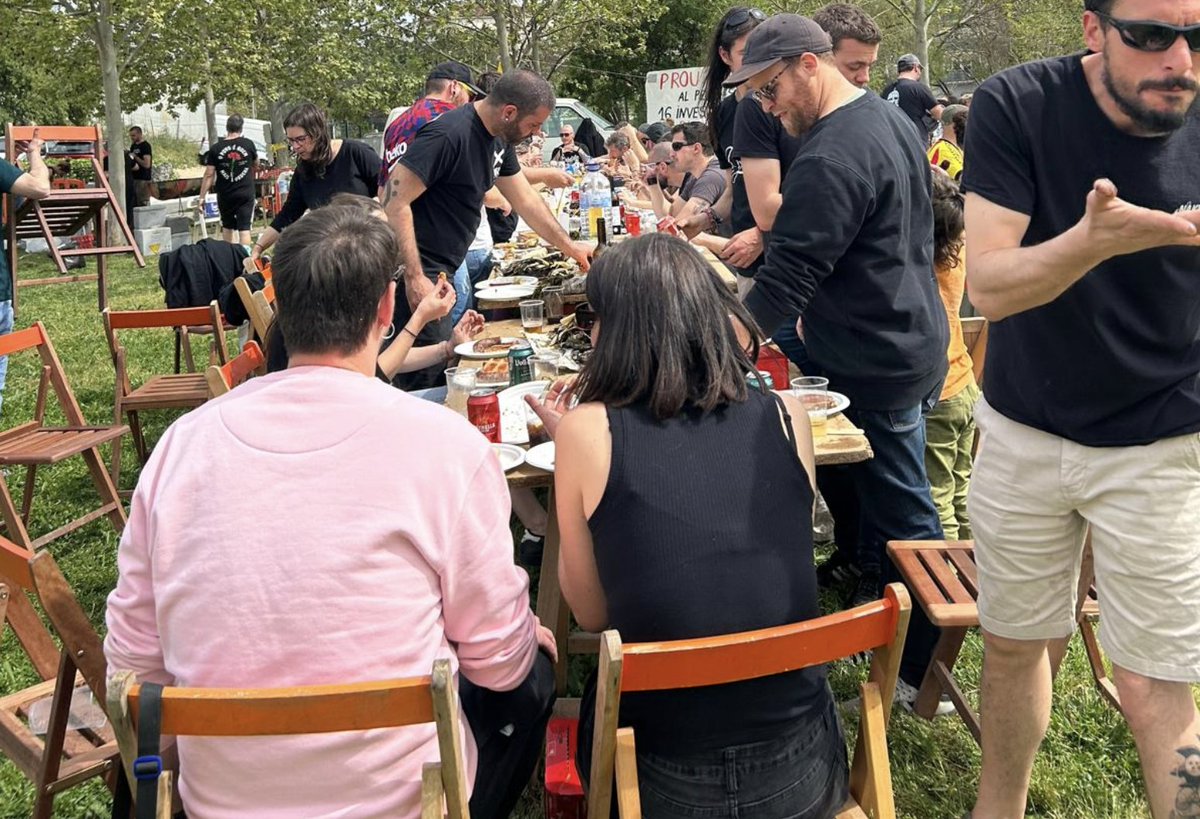cupvila's tweet photo. La jornada ha comptat amb la realització d’un mural col·lectiu, dinar popular, l’acte d’inauguració de la Placeta Guillem Agulló amb @laurevega i @martaa_soler  i un concert al vespre a l'Ateneu Popular X amb @opcioK95. https://t.co/O3Gk2ZUpOX
