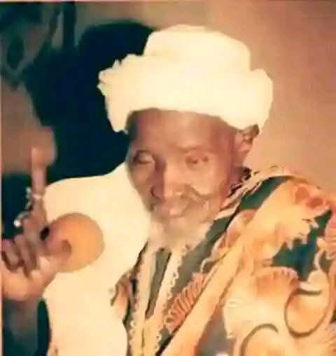 RakaFatima's tweet photo. SHEHU YANA CEWA KUYI SHIRU

Idan Mutum yazo kuka Gaisa da shi to kayi Shiru Idan Yana Da Buƙata Ya Fadeta 

Idan ya kawo maka zancen wani kace Baka Sani Ba

Idan Ya kawo maka Hirar Duniya Kace kai Baka Sani Ba

Idan Ya Kawo Maka Sha'anin Zancen Yan Duniya Kace Baka Sani Ba. https://t.co/RY04zG7UQC